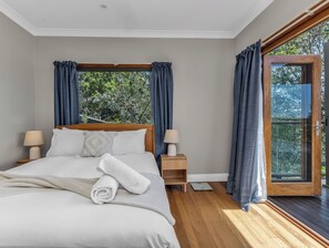 Iron/ironing board, free WiFi, bed sheets - Hillcrest Retreat with River Views (Tweed Heads South)