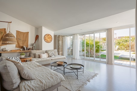 TV. Holiday Home 'L’hirondelle' with Private Terrace, Private Garden and Wi-Fi