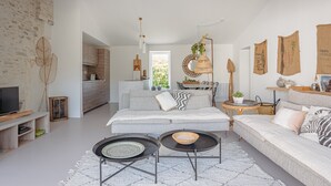 Una sala de estar moderna con un sofá, una mesa de centro y un televisor.