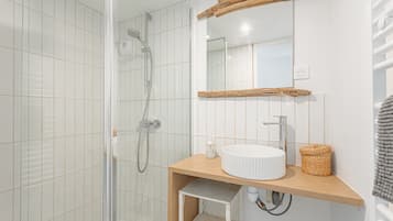 Regadera, secadora de cabello, toallas