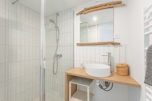 Douche, sèche-cheveux, serviettes fournies