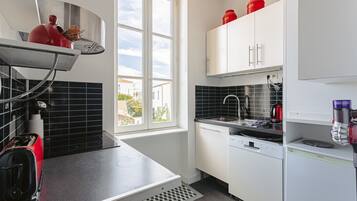 Kühlschrank, Mikrowelle, Ofen, Herdplatte