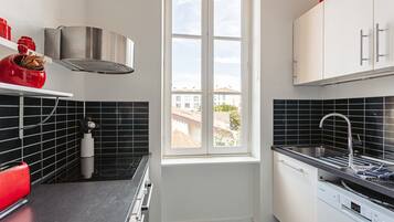 Fridge, microwave, oven, stovetop