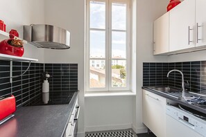 Kjøleskap, mikrobølgeovn, ovn og kokeplater