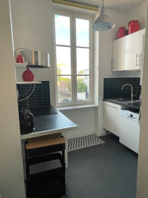 Kylskåp, mikrovågsugn, ugn och spishäll