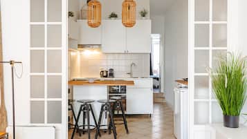 Jääkaappi, mikroaaltouuni, uuni, liesi