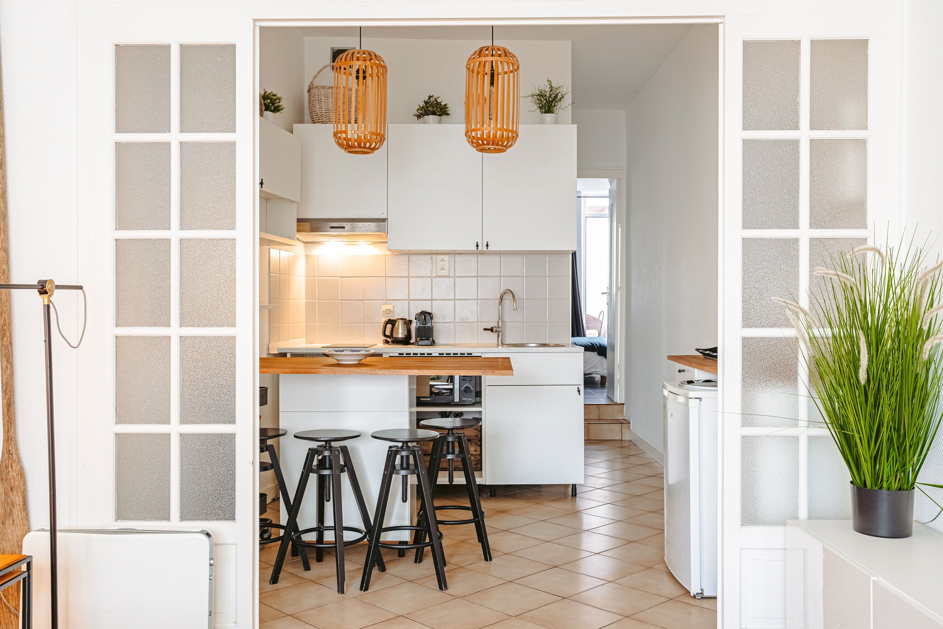 Een koelkast, een magnetron, een oven, een kookplaat