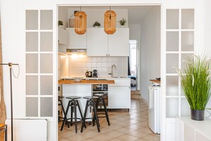 Réfrigérateur, micro-ondes, four, plaque de cuisson