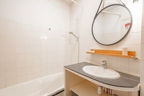Douche, sèche-cheveux, serviettes fournies