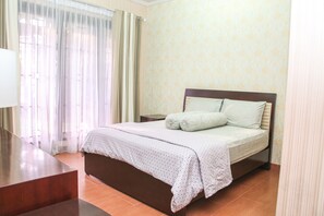 Phòng đôi, quang cảnh vườn | Bàn ủi/dụng cụ ủi quần áo