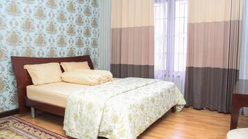 Tweepersoonskamer, uitzicht op tuin | Een strijkplank/strijkijzer