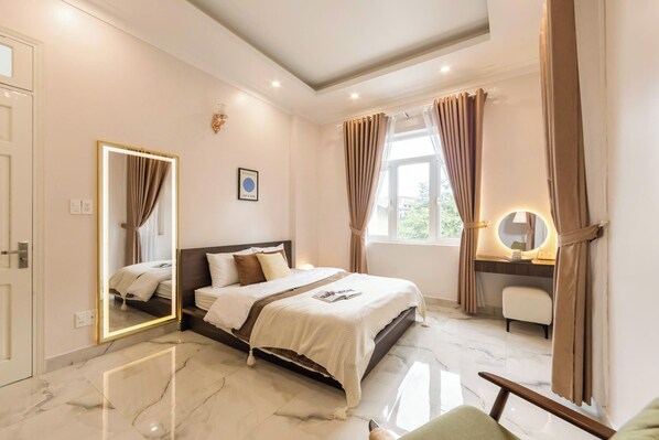 Desk, laptop workspace, iron/ironing board, free WiFi