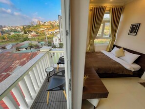 Tabla de planchar con plancha, wifi gratis y ropa de cama 