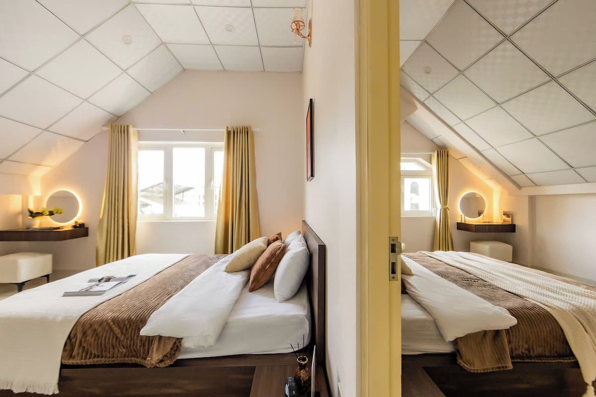 Desk, laptop workspace, iron/ironing board, free WiFi
