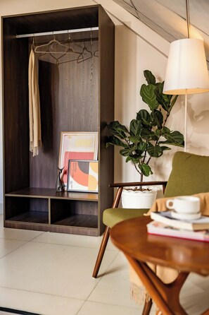 Desk, laptop workspace, iron/ironing board, free WiFi