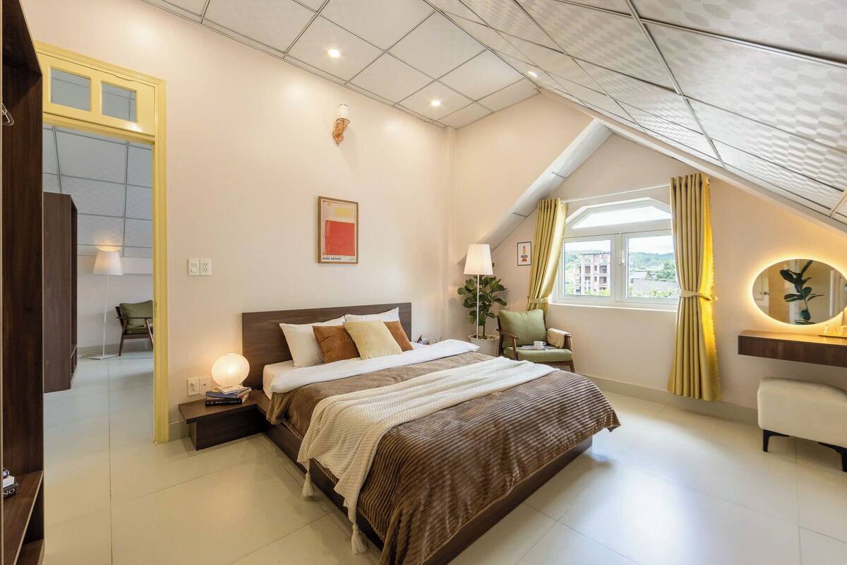 Desk, laptop workspace, iron/ironing board, free WiFi