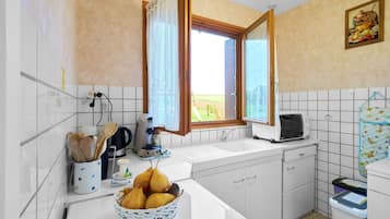 Jääkaappi, mikroaaltouuni, uuni, liesi