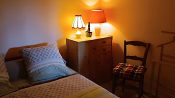 Iron/ironing board, WiFi, bed sheets