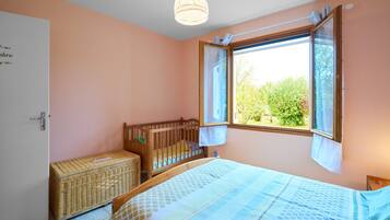 Iron/ironing board, WiFi, bed sheets