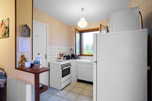 Jääkaappi, mikroaaltouuni, uuni, liesi