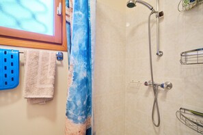 Ducha, secador de pelo y toallas