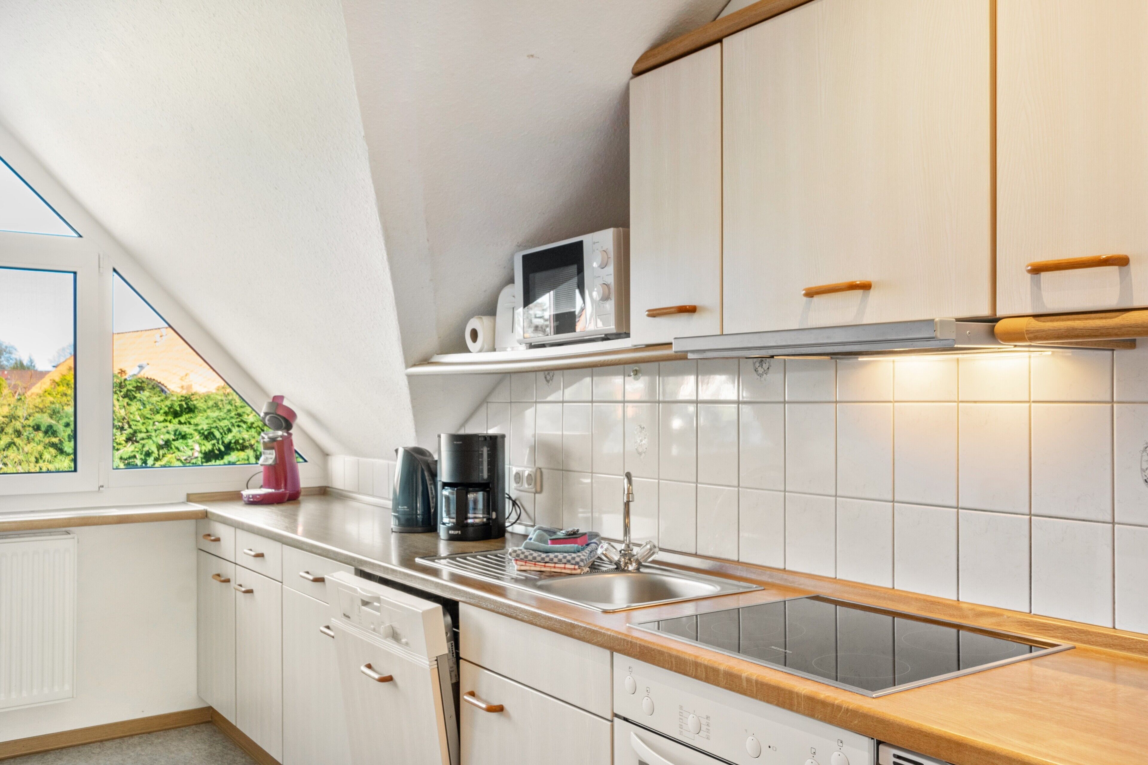 冷蔵庫、電子レンジ、オーブン、コンロ