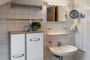 Suihku, hiustenkuivaaja, pyyhkeet