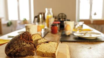 Se ofrece un desayuno continental (12 EUR por persona)