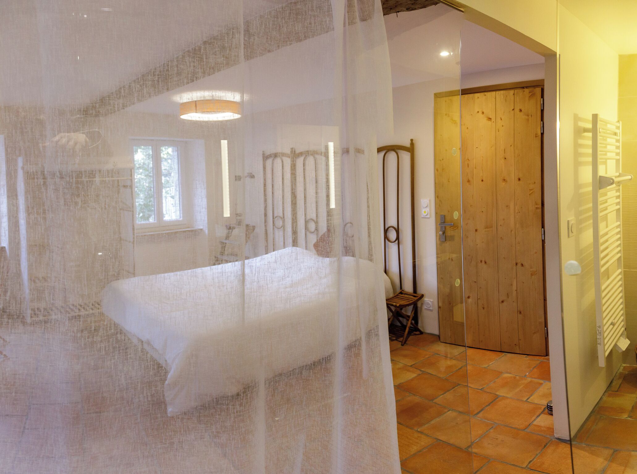 Dilengkapi dengan perabotan berbeda-beda dan seprai linen