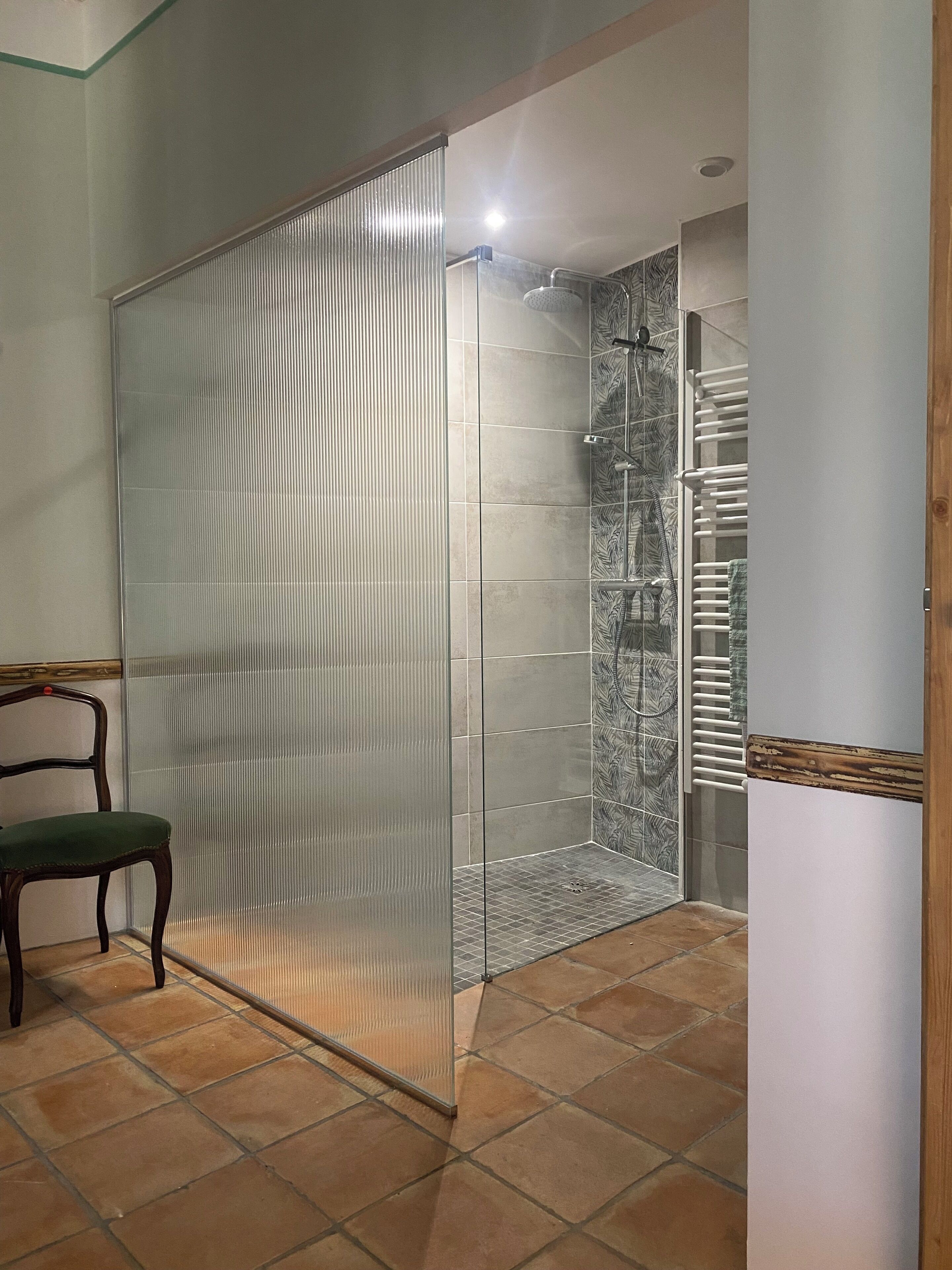 Chambre Double Luxe, Vue Chateau | Badrum | Golvvärme