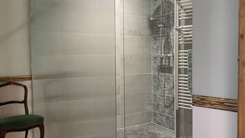Chambre Double Luxe, Vue Chateau | Badrum | Golvvärme