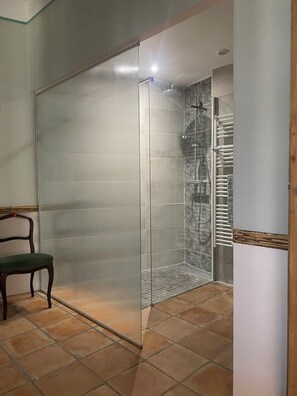 Chambre Double Luxe, Vue Chateau | Salle de bain | Plancher chauffant (salle de bain)