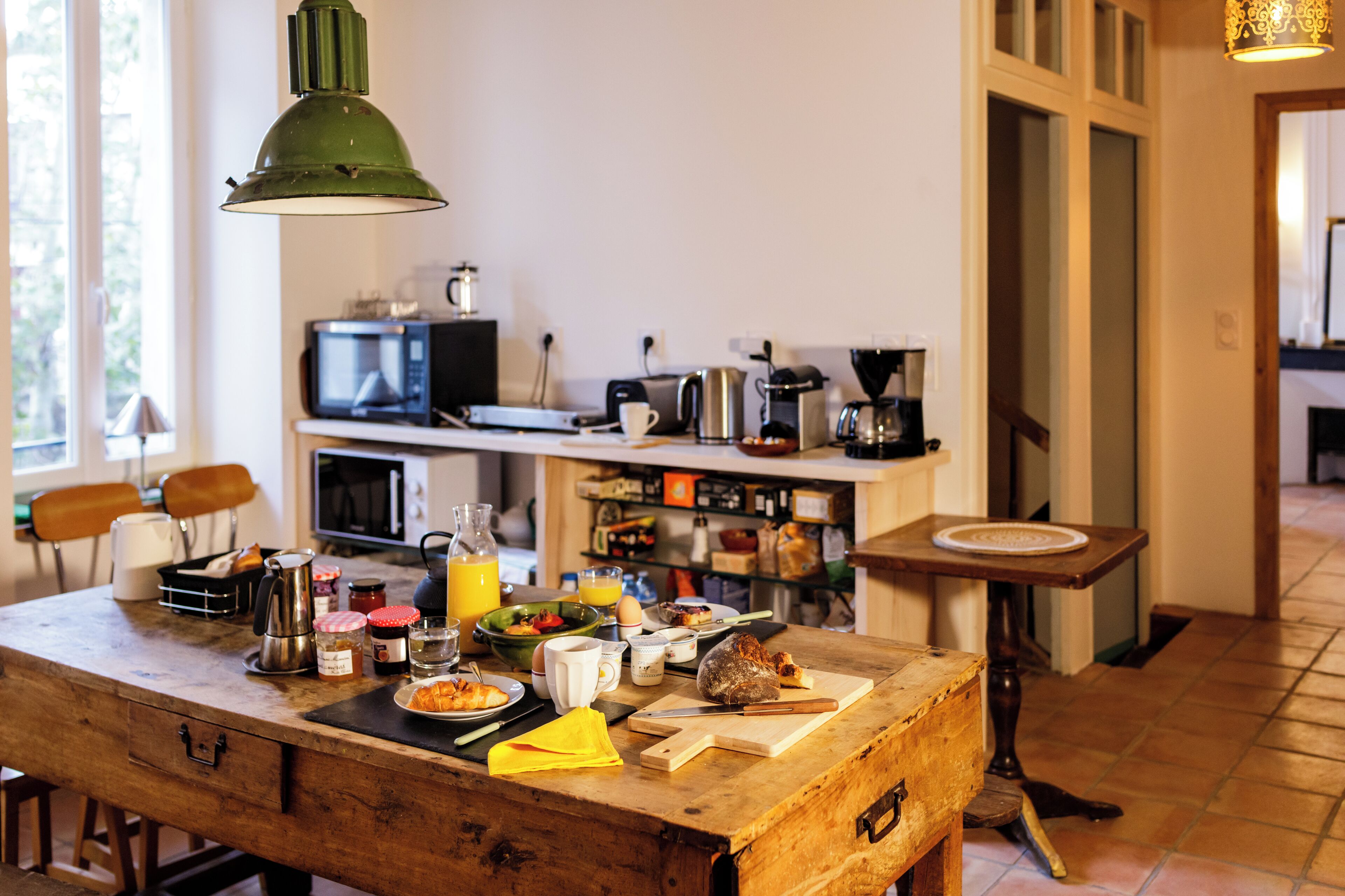 朝食 (コンチネンタル ブレックファスト)、毎日提供 (1 名様 12 EUR)