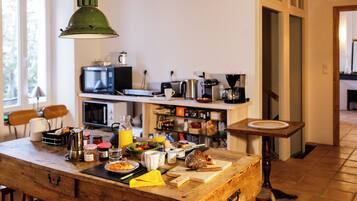 Desayuno continental diario (EUR 12 por persona)