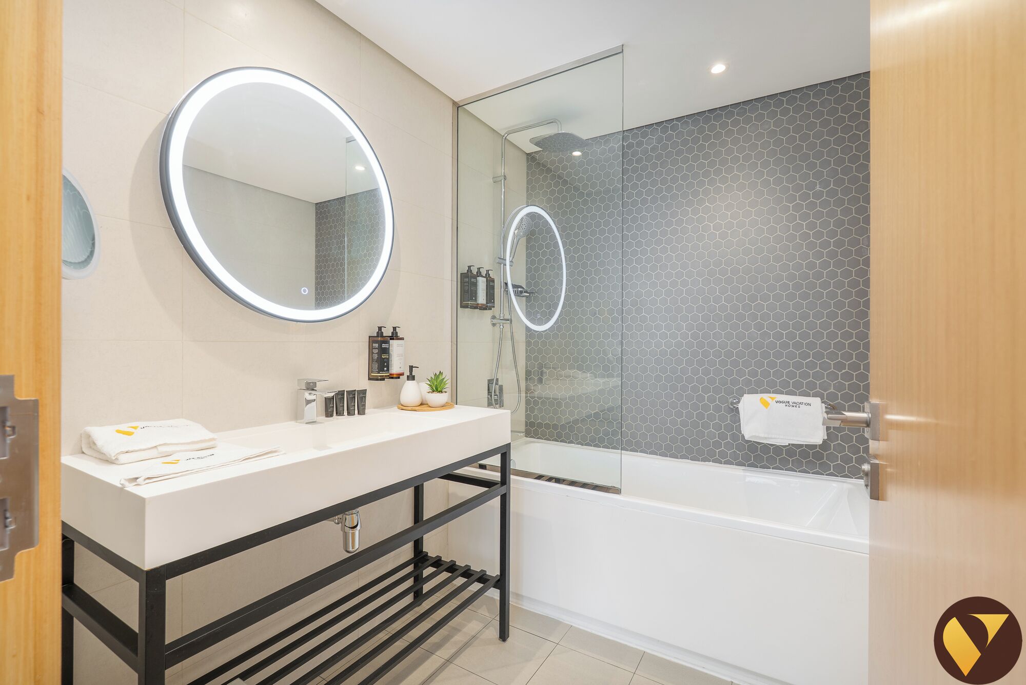 Luxury Apartment, Balcony, City View | Egyptian cotton sheets, premium bedding, in-room safe
