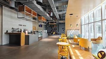 Departamento de lujo, balcón, vista a la ciudad | Sábanas de algodón egipcio y ropa de cama de alta calidad