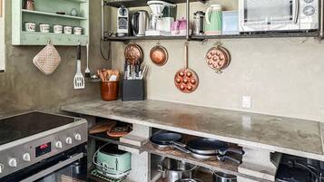 Geladeira, cooktop, cafeteira/chaleira