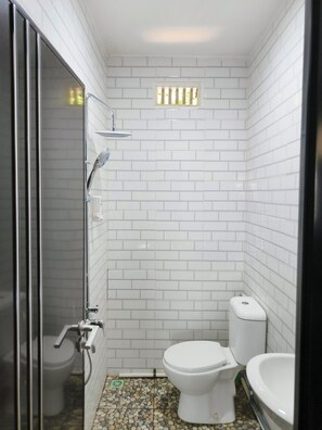 Phòng đôi | Phòng tắm | Buồng tắm vòi sen, khăn tắm, xà phòng, dầu gội