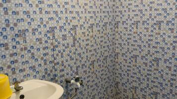 Single Room | Bathroom | Shower, towels, soap, shampoo