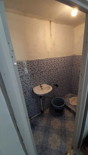 Single Room | Bathroom | Shower, towels, soap, shampoo