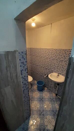 Twin Room | Bathroom | Shower, towels, soap, shampoo