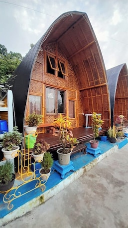 Family Room | Desk, free WiFi. Pondok Indah At Teluk Asmara Beach