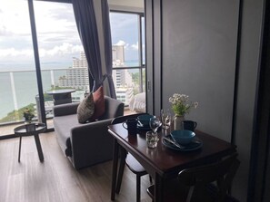 Apartment, 1 Bedroom, Accessible, Smoking | Living area