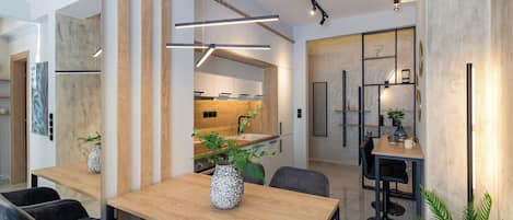 Appartement, 2 slaapkamers, balkon, uitzicht op de stad | Privékeuken | Een espressoapparaat, een waterkoker