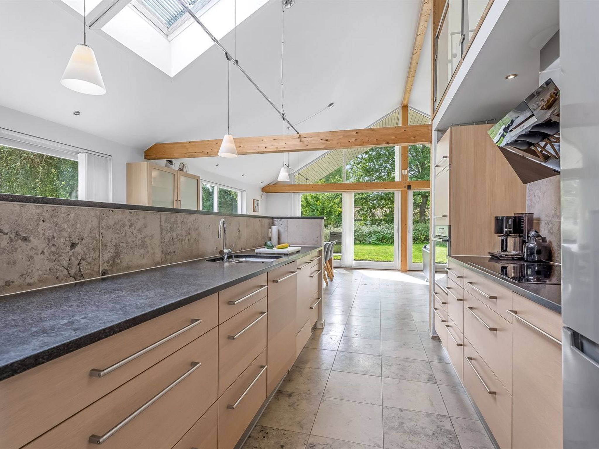 Kühlschrank, Mikrowelle, Geschirrspüler, Kochgeschirr/Geschirr/Besteck