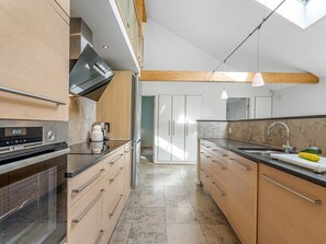 Fridge, microwave, dishwasher, cookware/dishes/utensils