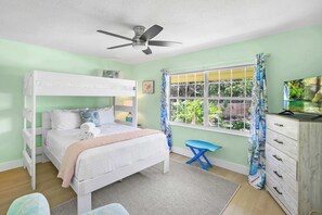 2 bedrooms, iron/ironing board, travel cot, WiFi - Steps to Beach, Patio, Fire Pit, Tropical Oasis (St. Augustine)