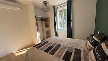 2 Schlafzimmer, BĂŒgeleisen/BĂŒgelbrett, Internetzugang, BettwĂ€sche