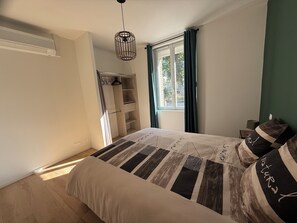 2 bedrooms, iron/ironing board, Internet, bed sheets