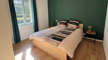 2 Schlafzimmer, BĂŒgeleisen/BĂŒgelbrett, Internetzugang, BettwĂ€sche